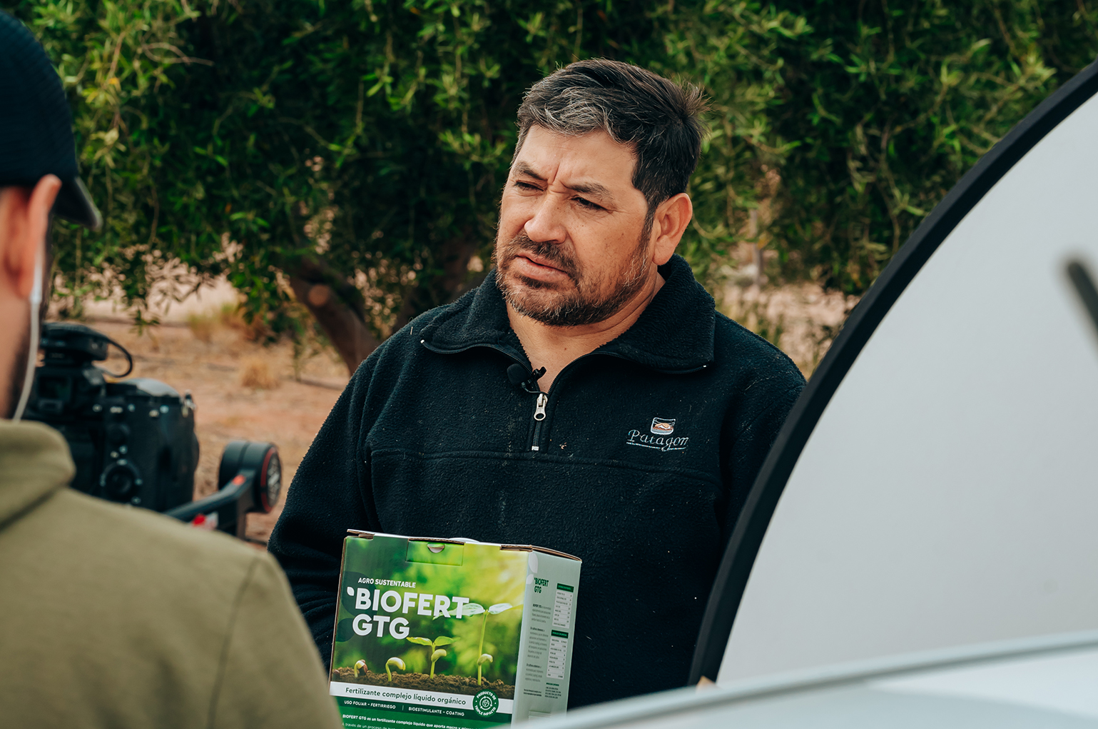 Agricultor explicando el uso de BIOFERT GTG de Agro Sustentable para mejorar el cultivo de pepino de forma orgánica.