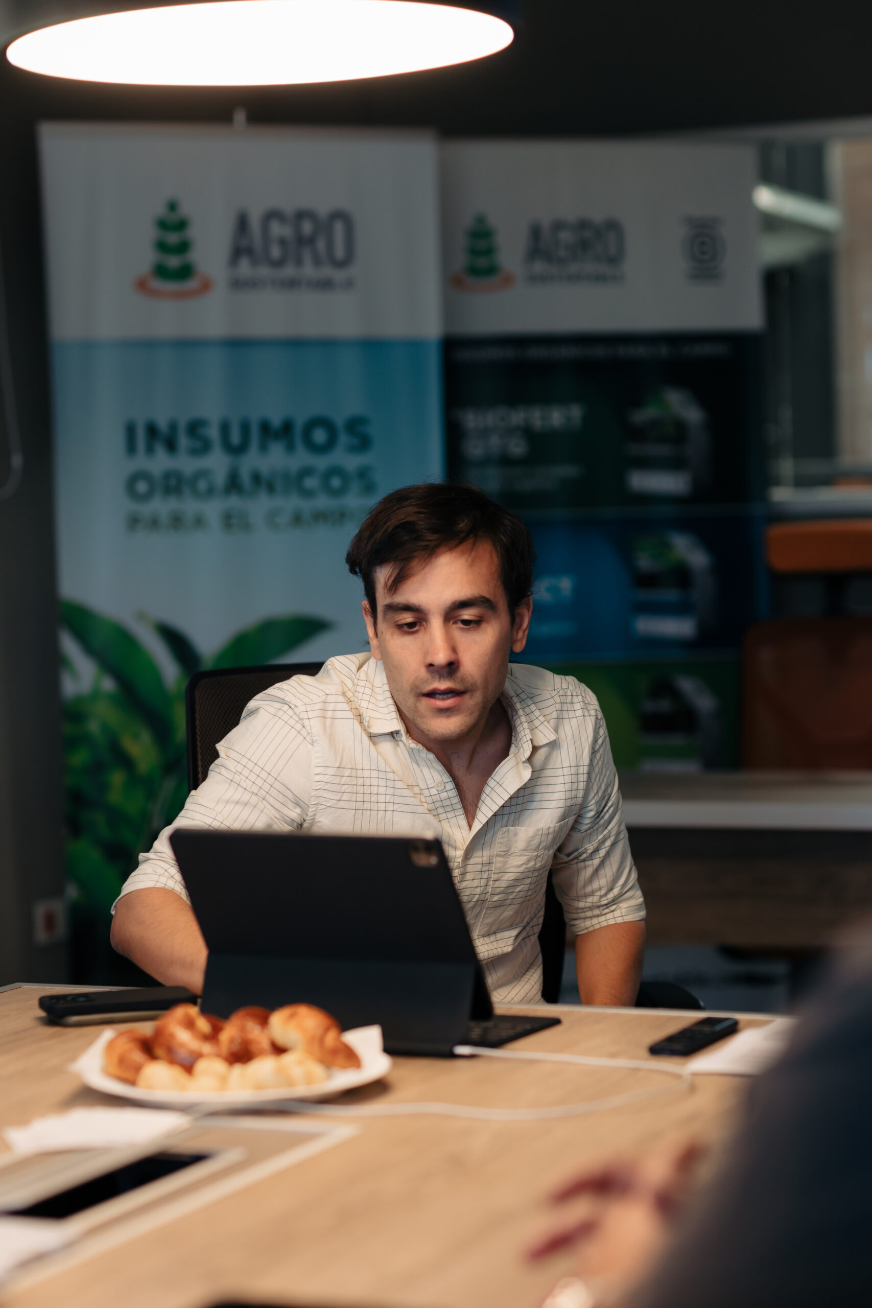 Matías Imperiale supervisa el vuelo de un drone agrícola sobre un cultivo en Misiones, en el marco del programa de Agro Sustentable.