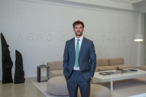 Joaquín Basanta, directivo de Agro Sustentable, posa con traje en la sede de la empresa, reconocida por la ONU por su labor en bioinsumos y agricultura ecológica.