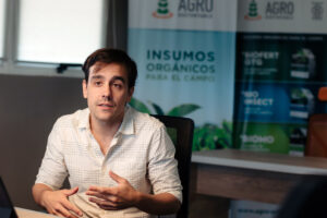 Matías Imperiale, ingeniero agrónomo y cofundador de Agro Sustentable, presenta los beneficios del bioinsumo BIOFERT GTG X para el cultivo de pepino, en un entorno de innovación agrícola.
