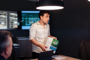 Matías Imperiale expone sobre agricultura ecológica y bioinsumos en una reunión estratégica de Agro Sustentable.