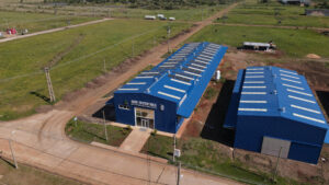 Instalación industrial de AG TEch de Agro Sustentable vista desde el aire, con paneles solares en los techos y entorno rural.